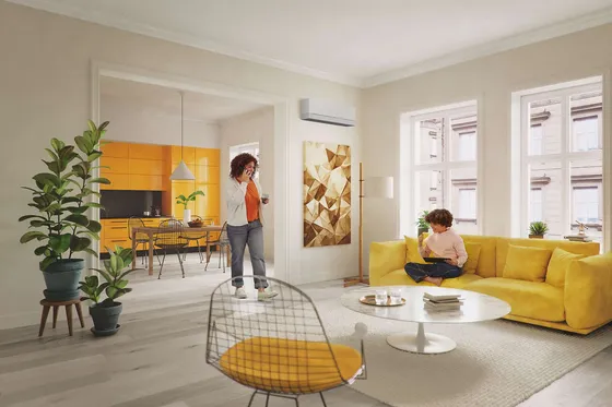 Gezin in een lichte woonkamer met een Samsung airco aan de muur