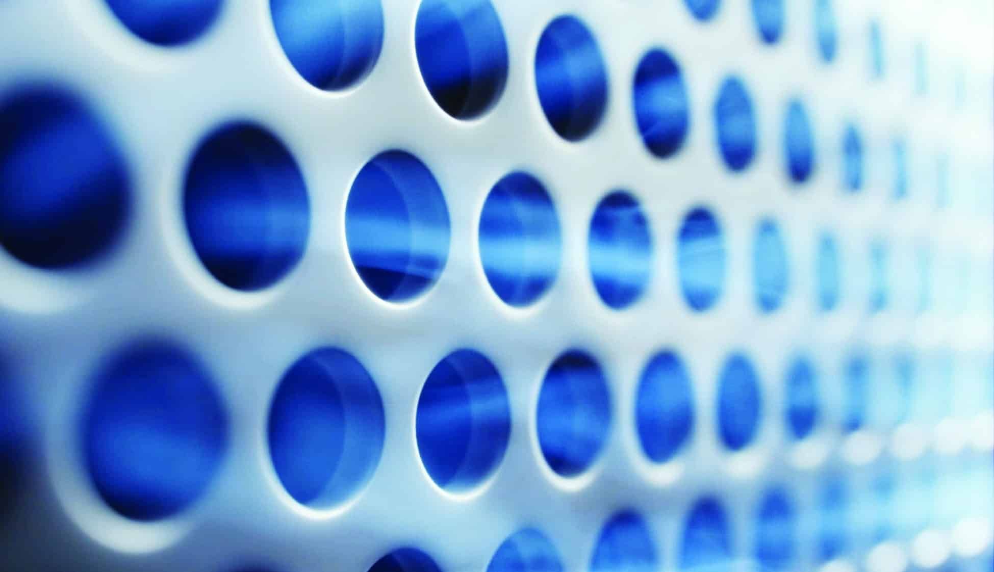 Close-up van de microgaatjes in het voorpaneel van een Samsung WindFree airco